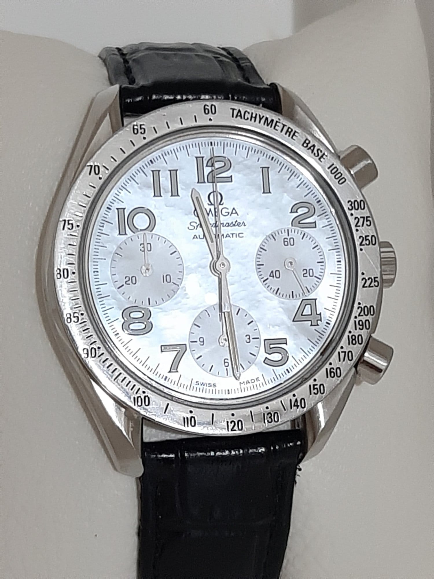 “Mother of Pearl” light dial with steel polished tachymètre bezel. Arabic numbers next to the hour indices. Silver hands. Omega Speedmaster Reduced 3834.70.36