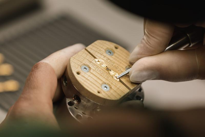 Hand-engraving on the balance bridge of the Glashütte Original Caliber 90-02