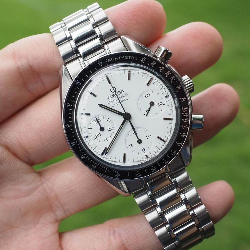 White dial (“albino dial”) with a steel bezel with black tachymètre inlay. Black hands and applied indices with black contrast line. Omega Speedmaster Reduced 3510.2