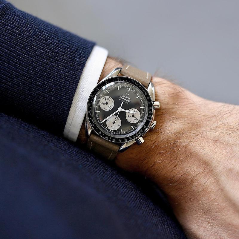 Black dial with white subdials. Painted indices. White minute, hour and chronograph seconds hand. Black hands on the subdials. Omega Speedmaster Reduced 3510.52.00