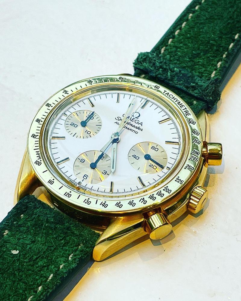 White dial with golden bezel and a black tachymètre inlay. Gold minute counter and chronograph subdials.Golden applied indices. Gold minute, hour and chronograph seconds hand. Subdials with black hands. Omega Speedmaster Reduced Unclear
