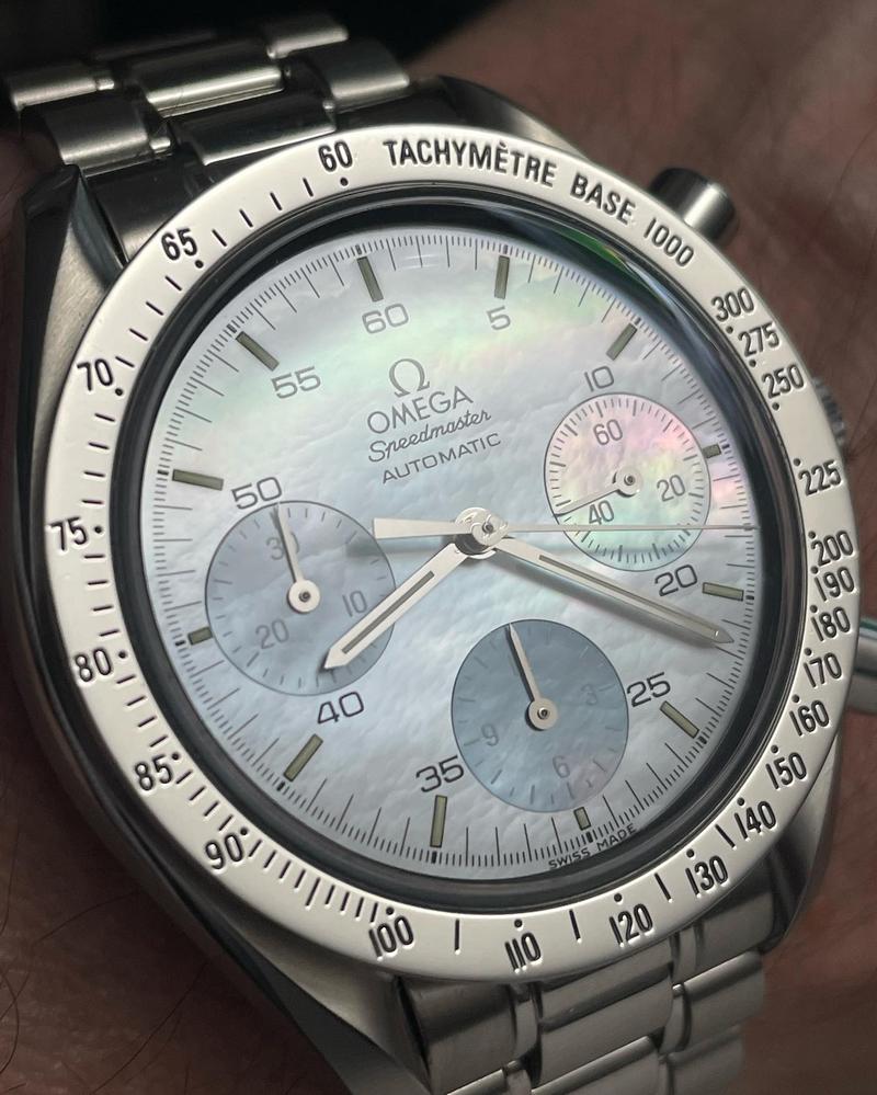 Limited Edition (300 pieces) for the Japanese Market. Steel case with steel bezel. “Mother of pearl” light dial with blue “mother of pearl” subdials. Polished steel hands. Luminescent indices with 5-minute increments along the indices. Omega Speedmaster Reduced 3502.74⁣